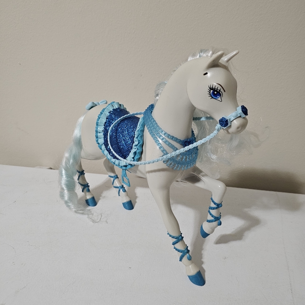 Barbie Princess Fashion Horse White w/ Blue glitter Saddle Mattel 2009